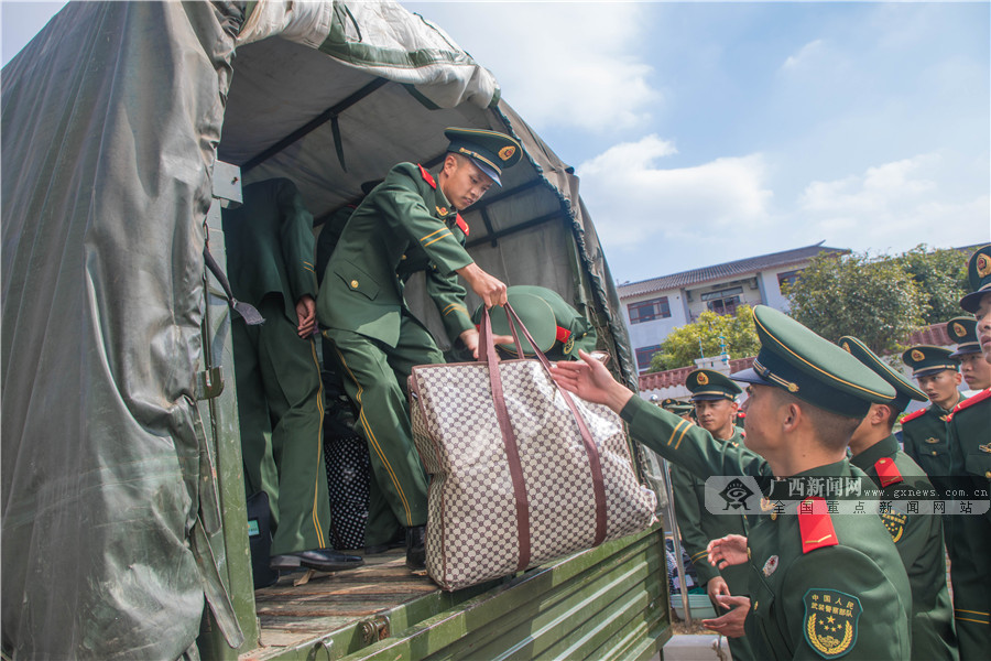 广西来宾:武警来宾支队欢迎新战友下队(组图) (12/14)