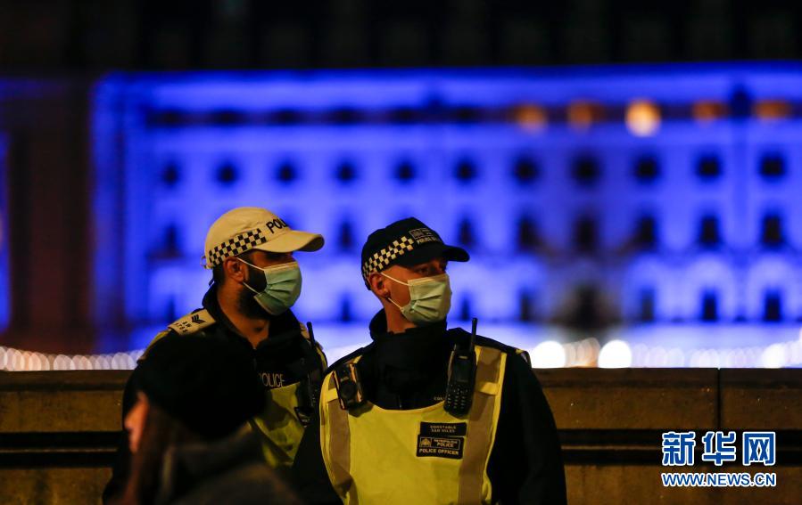 2020年12月31日,警察在英国伦敦市中心执勤.新华社记者韩岩摄