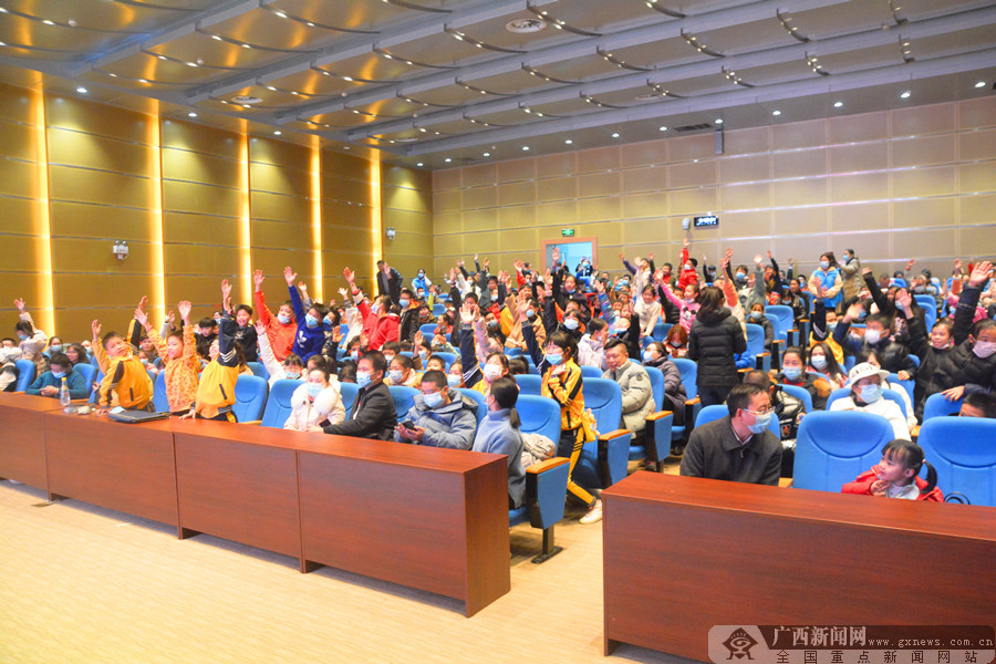 现场还开展有奖问答活动,孩子们踊跃举手抢答.广西速记速录协会供图