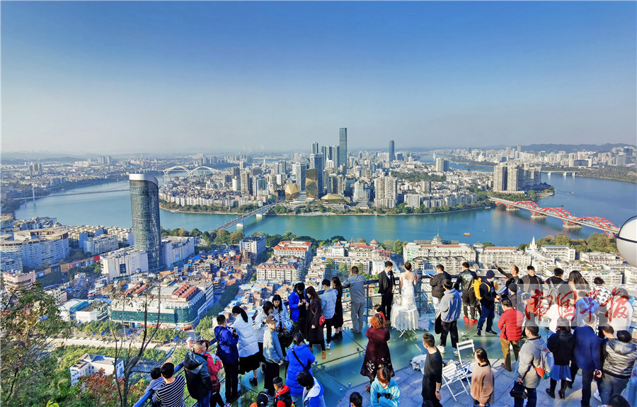 图为1月1日,柳州市民在柳州马鞍山观景台上登高望远.