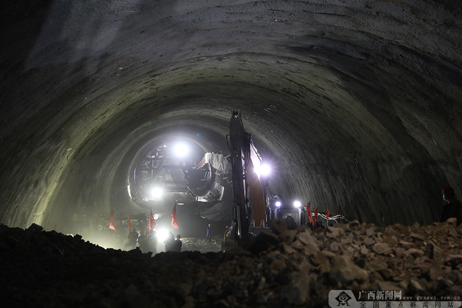 中馬嶺一號隧道最後一層岩土成功爆破後,挖掘機開始進行排險作業.