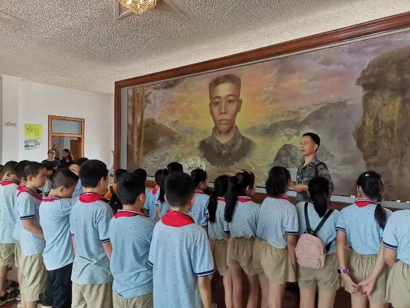 来到位于桂林市奇峰镇部队营区相思江畔的李向群烈士纪念馆和罗盛教