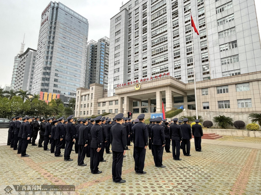 玉林市公安局首个中国人民警察节升国旗迎警旗仪式现场