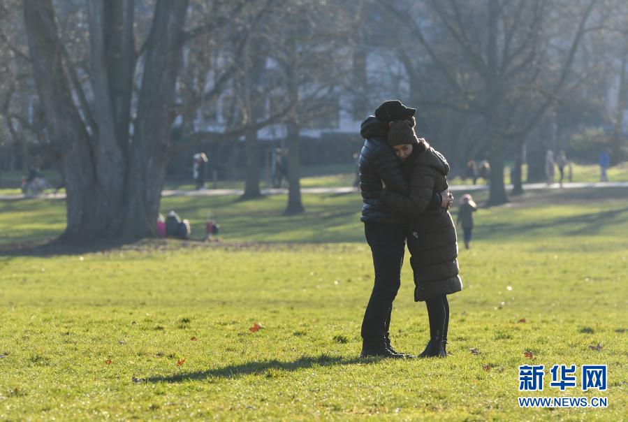 1月10日,在德国法兰克福一座公园内,一对男女互相拥抱.