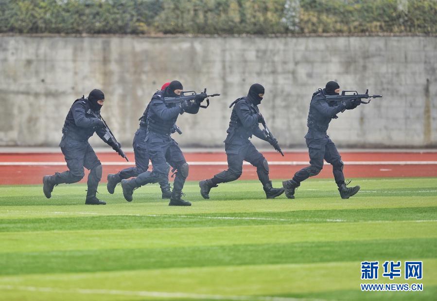 1月10日,成都公安民警进行综合警务战术队形演练