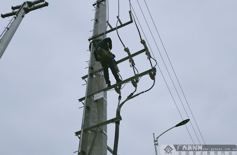 施工人员正在连接跳线.李文才 摄