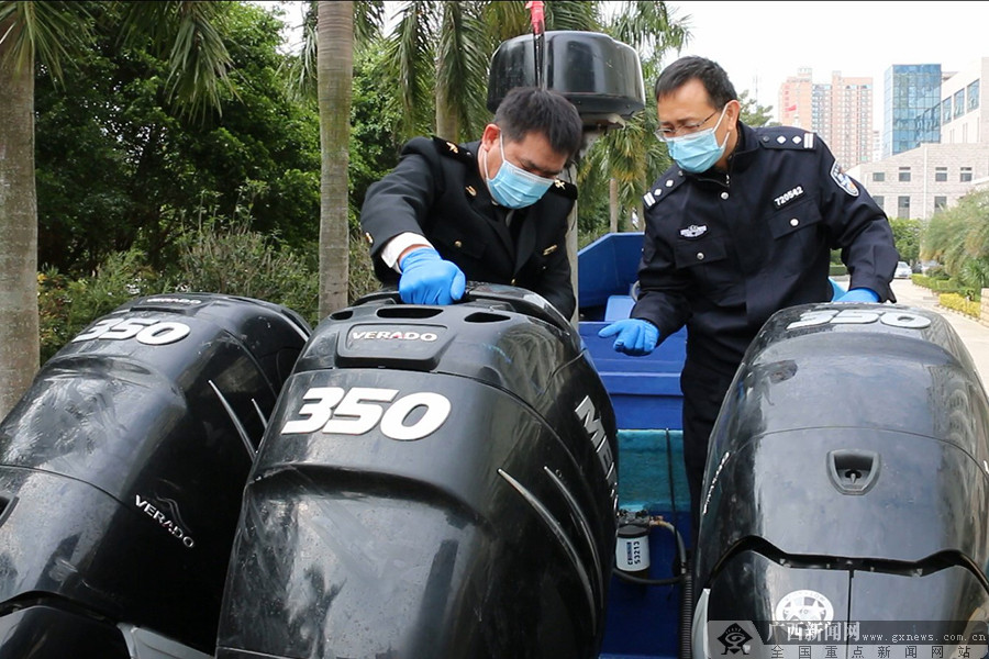 在北海市廉州湾海域有一艘涉嫌拉运走私货物的大马力摩托艇(俗称"大飞