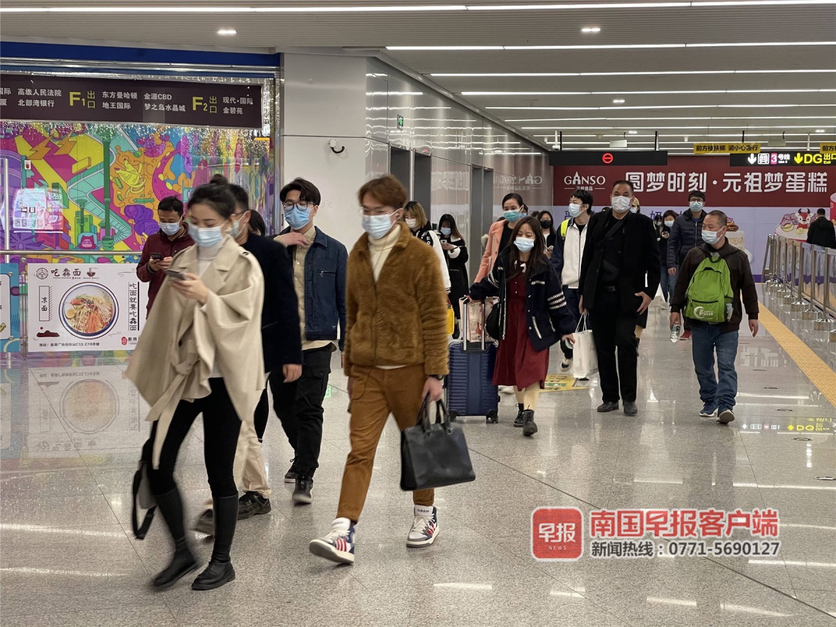 戴口罩,测体温,亮健康码 南宁商场菜市严把防疫关 (7)