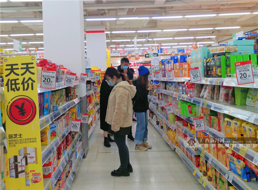 记者走访南宁各大场所:市民防护,"逛吃"两不误 (1/7)