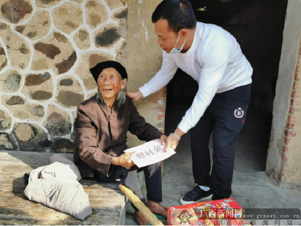 图为陈海新到百岁老人黎维环家送温暖.广西新闻网通讯员 黄鸿辉 摄