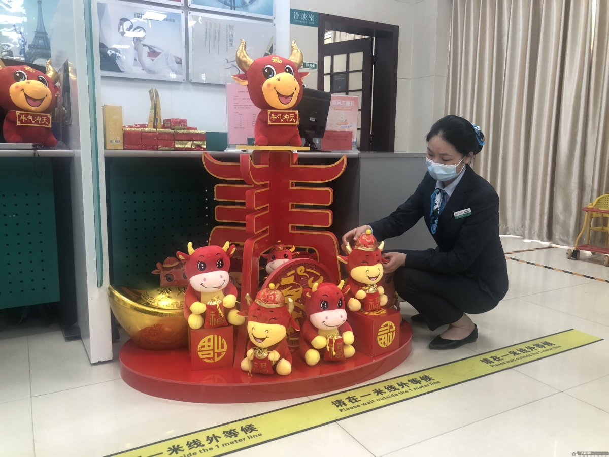 近日,农行贵港港南支行统一为辖区各网点购置了新年装饰用品,各网点