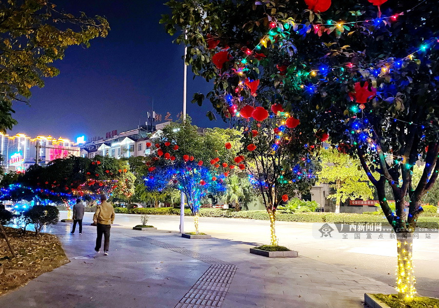 图为宜州喷泉广场"满天星""缤纷流星雨"灯光效果.