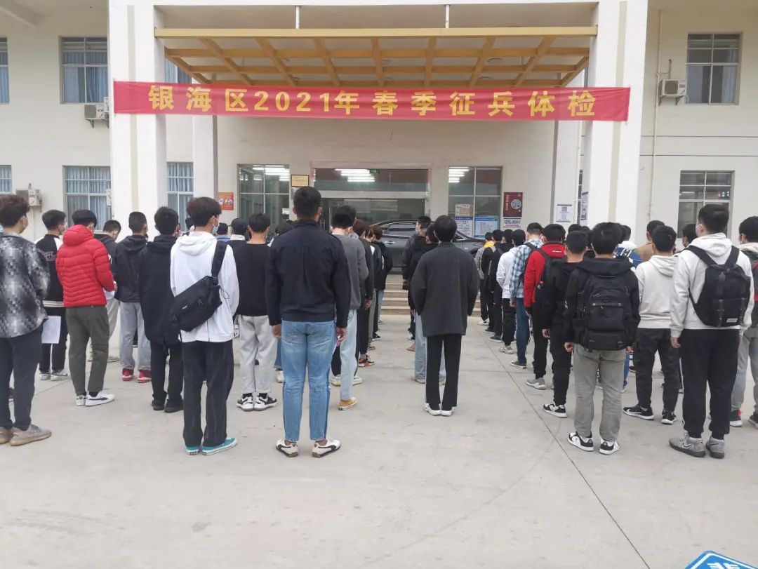 刘 营2月5日,防城港军分区司令员柳景成,政委石秀川等领导到防城区