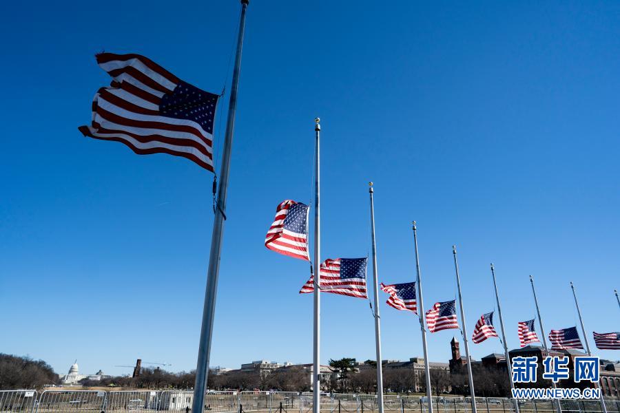 美国华盛顿:降半旗悼念新冠逝者