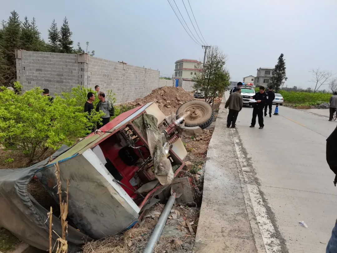 桂林一路段突发车祸 伤者家属急寻这名男子!