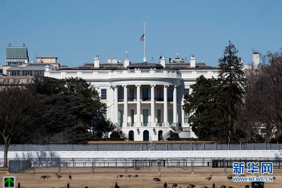 2月24日,美国华盛顿白宫上的美国国旗降半旗悼念新冠逝者.