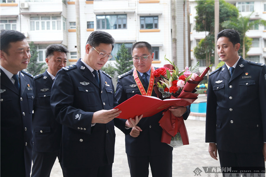 广西边检总站召开座谈会热烈欢迎全国脱贫攻先进个人李金东载誉归来16