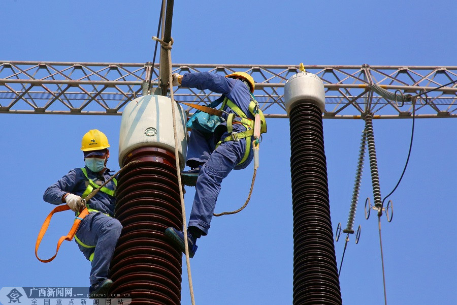 人勤春来早电网设备检修忙