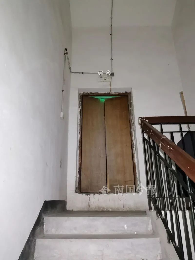 而两道木门却没有安装锁具,可以随意通过上到楼顶