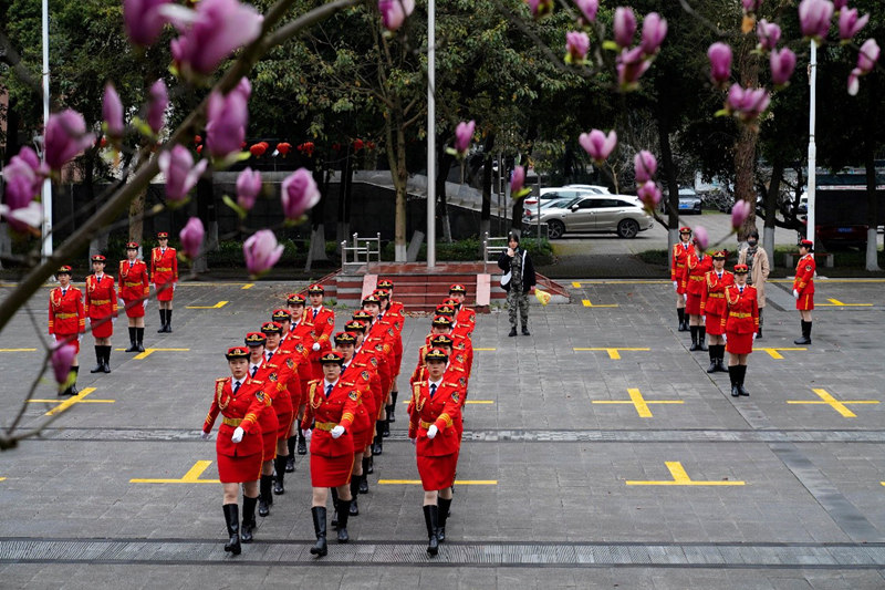 新学期开启,西南大学女子国旗班开展训练. 秦廷富 摄
