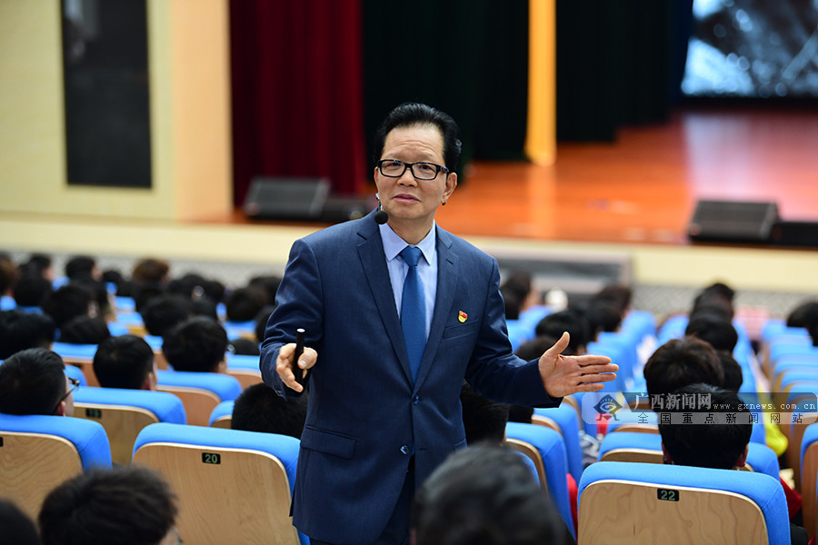 广西机电职业技术学院党委书记梁辉讲述百色起义的光辉战斗历程.
