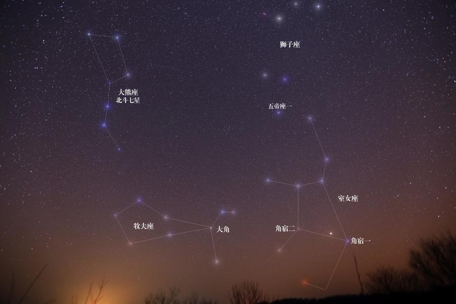 军2017年1月在南京拍摄的星空照片,右下角为室女座中的角宿一和角宿二