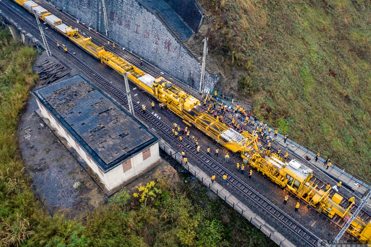 千人大修为铁路线换枕施工