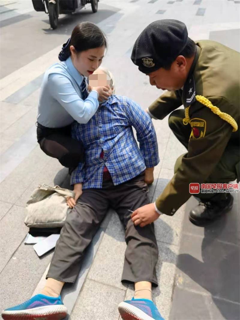 张红飞在给老人掐人中.受访者供图