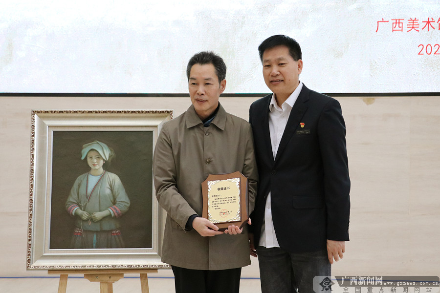 广西美术馆馆长龙建辉(右)向冼小前亲属(左)颁发收藏证书.
