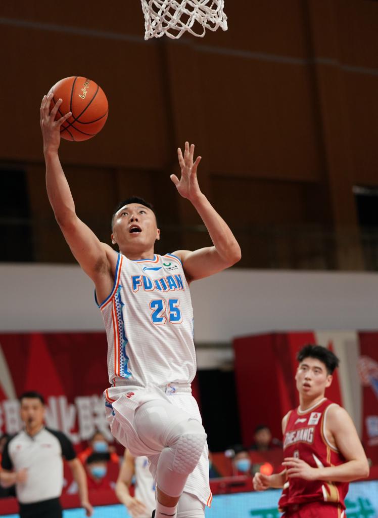 3月27日,福建豹发力队球员田桂森(上)在比赛中上篮.