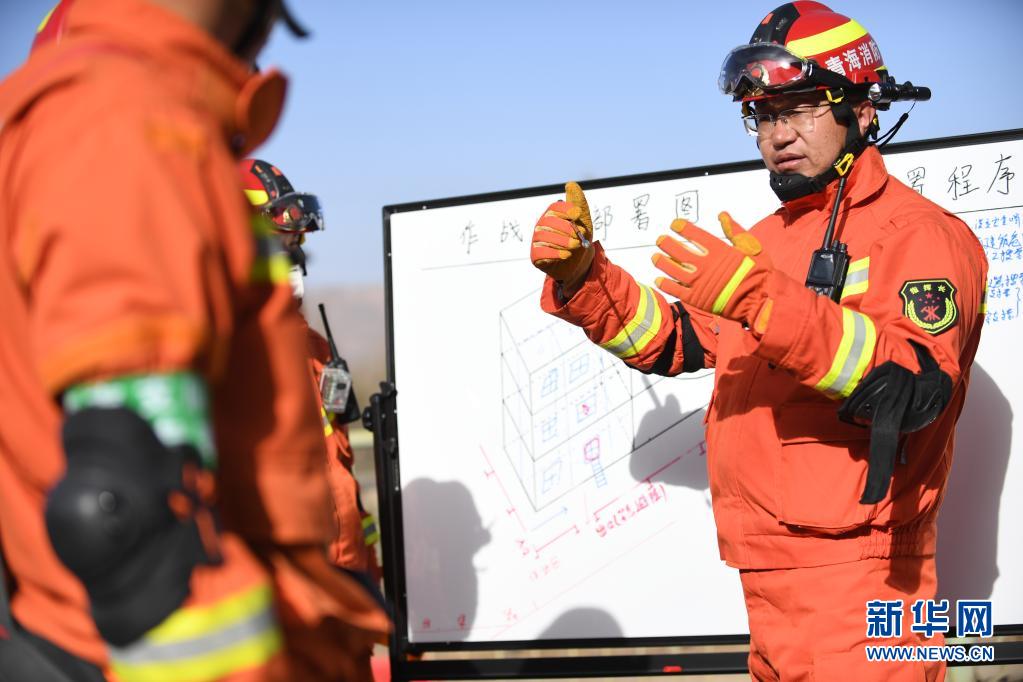 3月29日,青海海南地震轻型救援支队副支队长马仲英在布置模拟救援