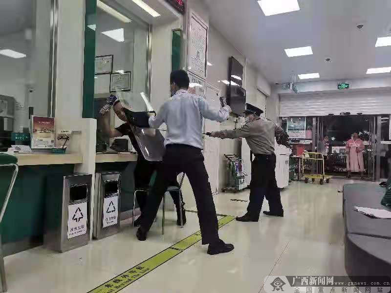 农行南宁友爱支行组织开展营业网点防抢劫应急预案演练