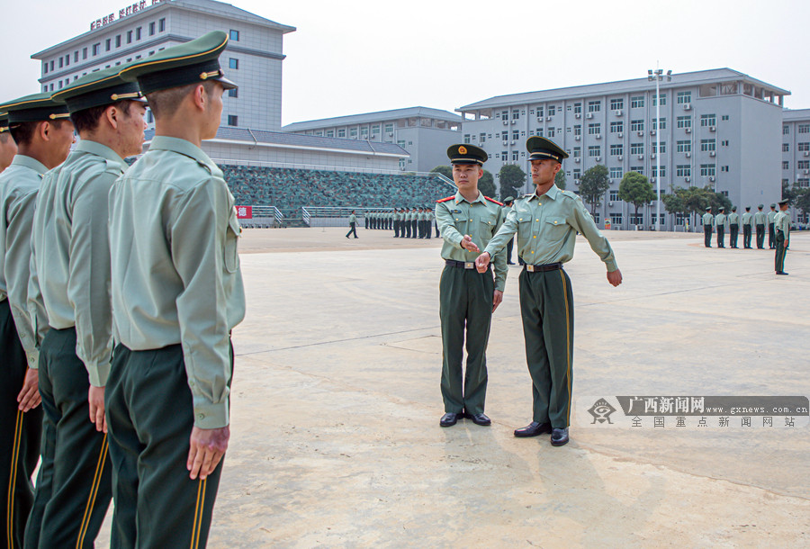 高清组图高炎值出镜武警广西总队新兵练兵忙