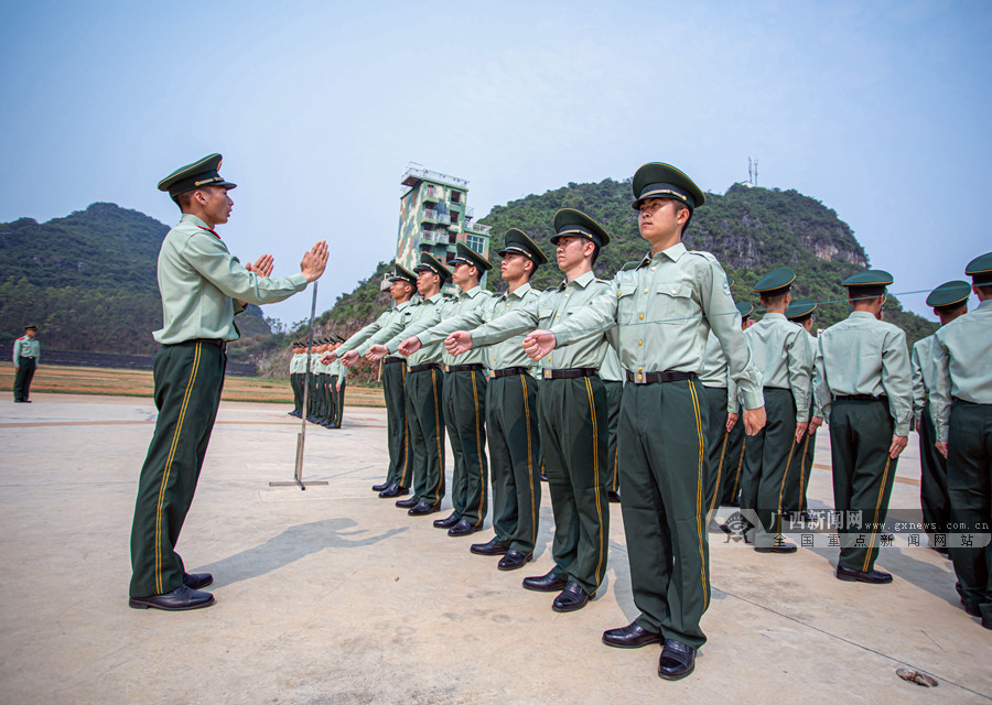 高清组图:高"炎值"出镜 武警广西总队新兵练兵忙 (4/10)