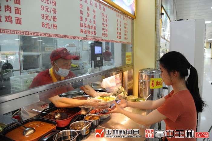 3月30日,记者走进位于玉林师范学院东校区挂榜食府看到,一楼的老北京