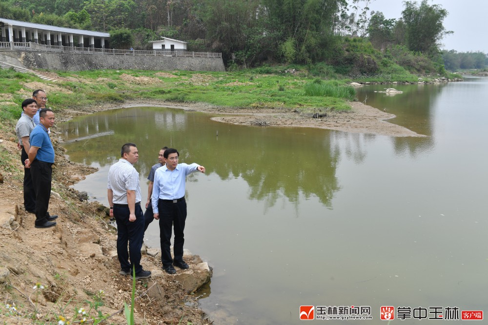 黄海昆考察陆川县良田镇污水处理厂,并到九洲江干流进行巡河.