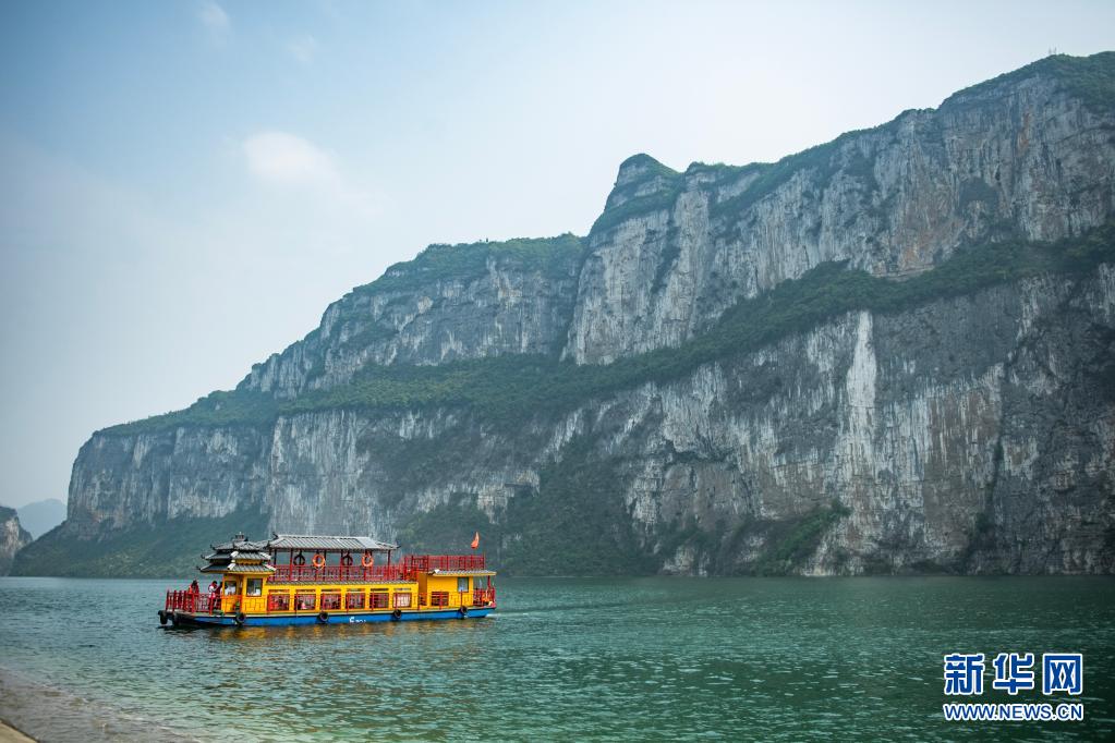 4月1日,游船行驶在黔西县新仁苗族乡化屋村旁的乌江源百里画廊景区.