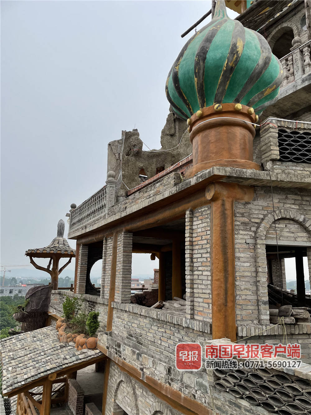 玉林一农民花1500万建"怪楼" 最多一天引上万游客