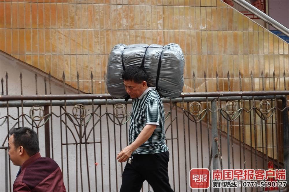 一位市民肩上扛着一大包物品.