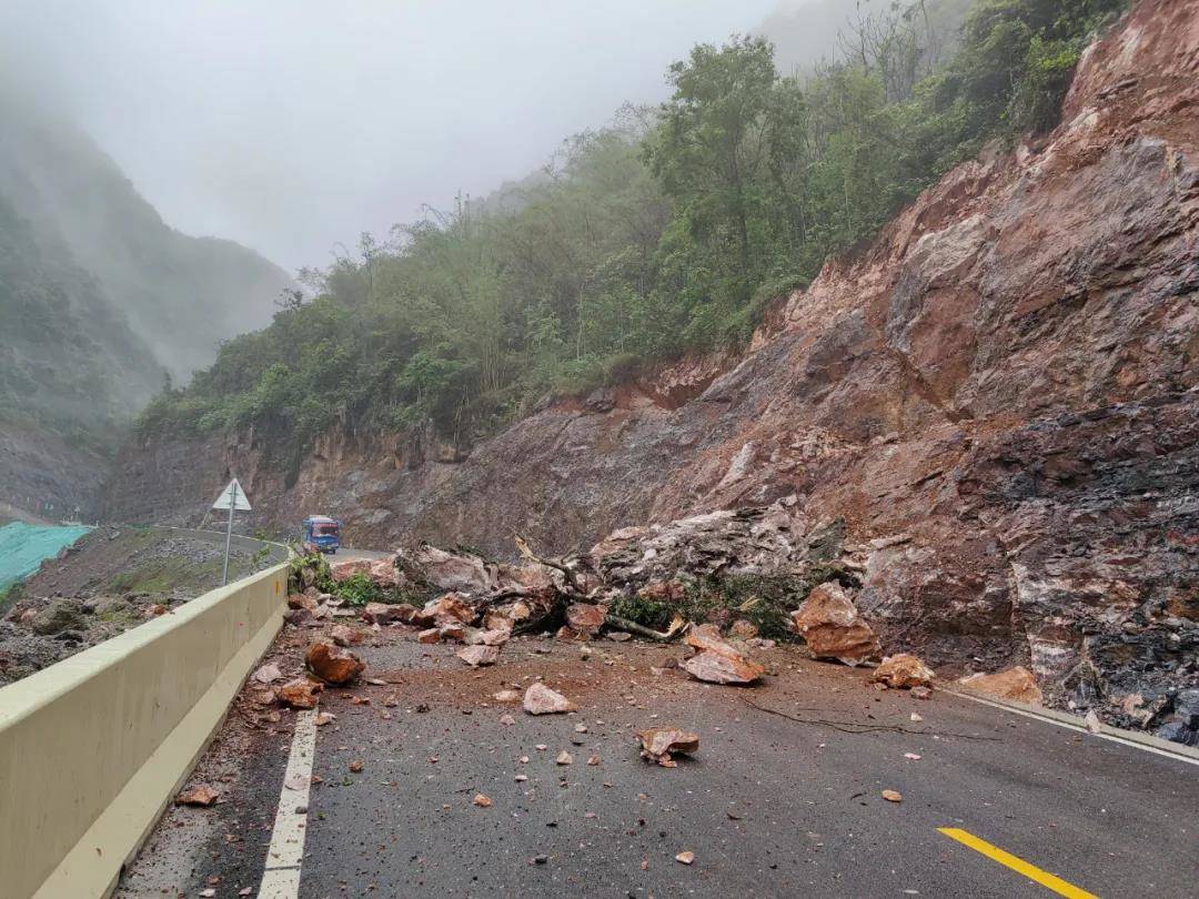 广西两地接连发生塌方,有公路目前仍无法通行