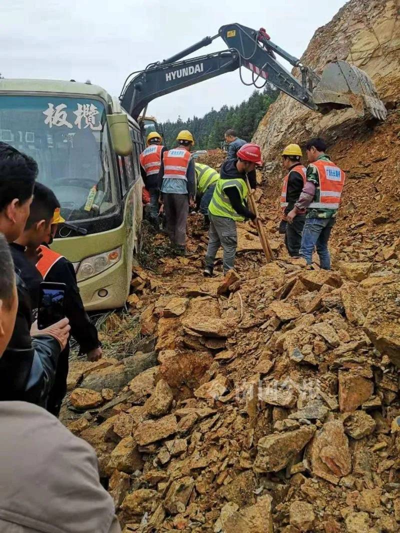 广西两地接连发生塌方有公路目前仍无法通行