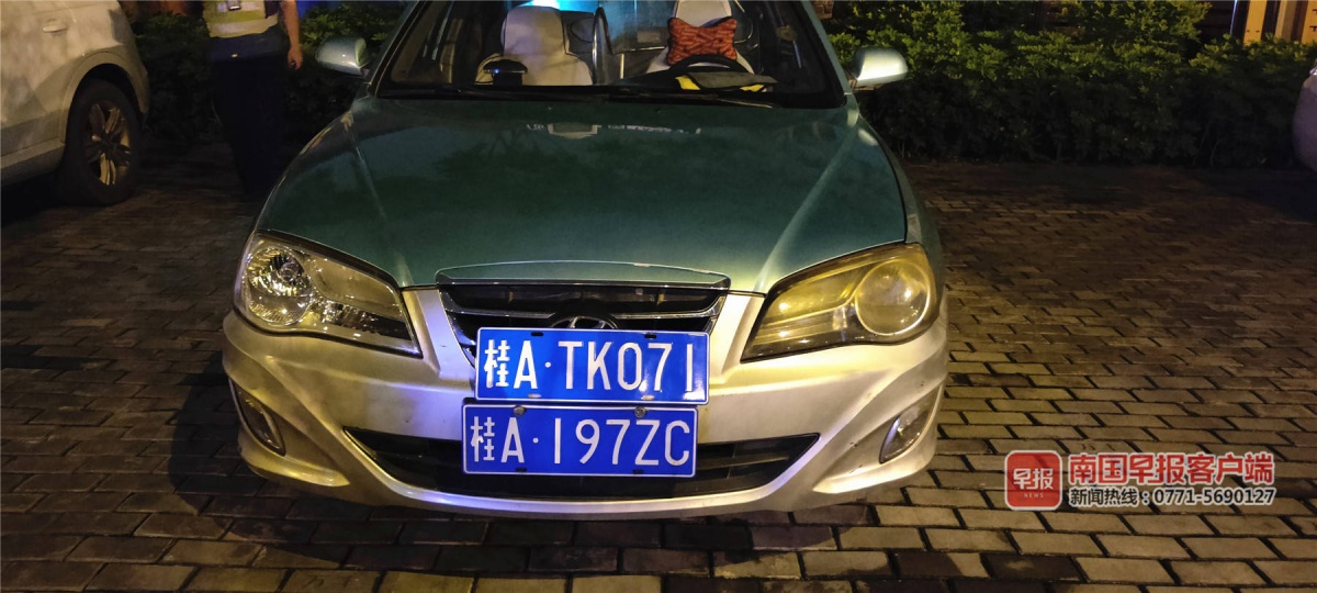 被查扣的克隆出租车备有两套车牌.南宁市交通执法支队供图