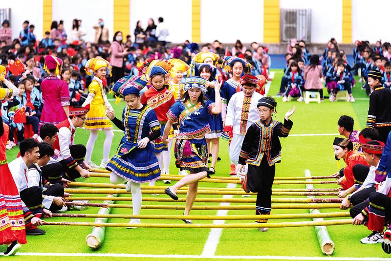 南宁市桂雅路小学师生齐跳竹竿舞.