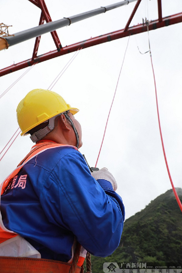 施工指挥员在指挥吊索安装.莫小斌 摄