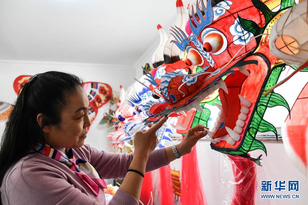 在潍坊市杨家埠村,杨红卫检查已经制作好的龙头风筝(4月16日摄).