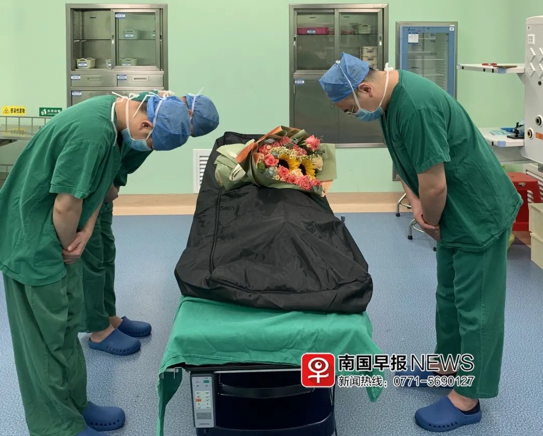 医务人员向梁昌辉遗体鞠躬致敬.