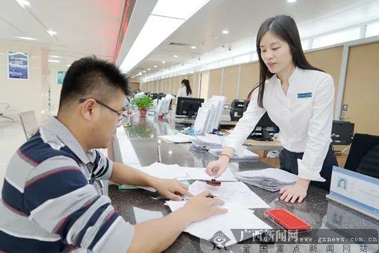南宁市行政审批局窗口工作人员细心服务办事群众。南宁市行政审批局