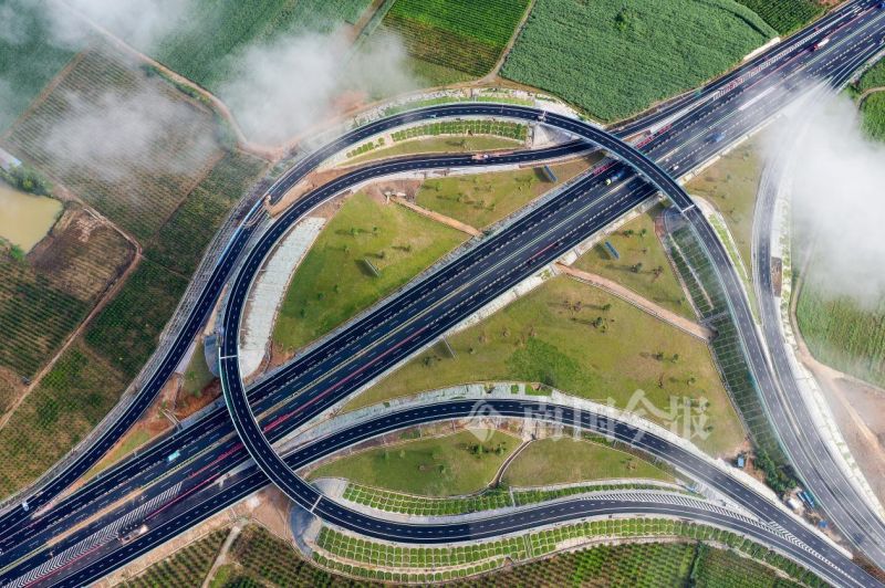 高清:想不到,广西这条高速沿线风景那么惊艳
