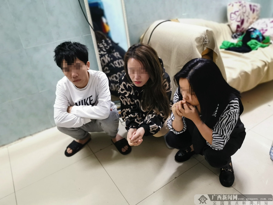 民警抓获失足妇女符某美,符某英.通讯员 杨李 供图