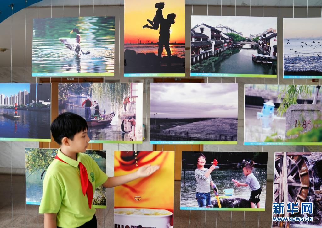 5月20日,中福会少年宫的小学员讲解自然环保主题的摄影作品.
